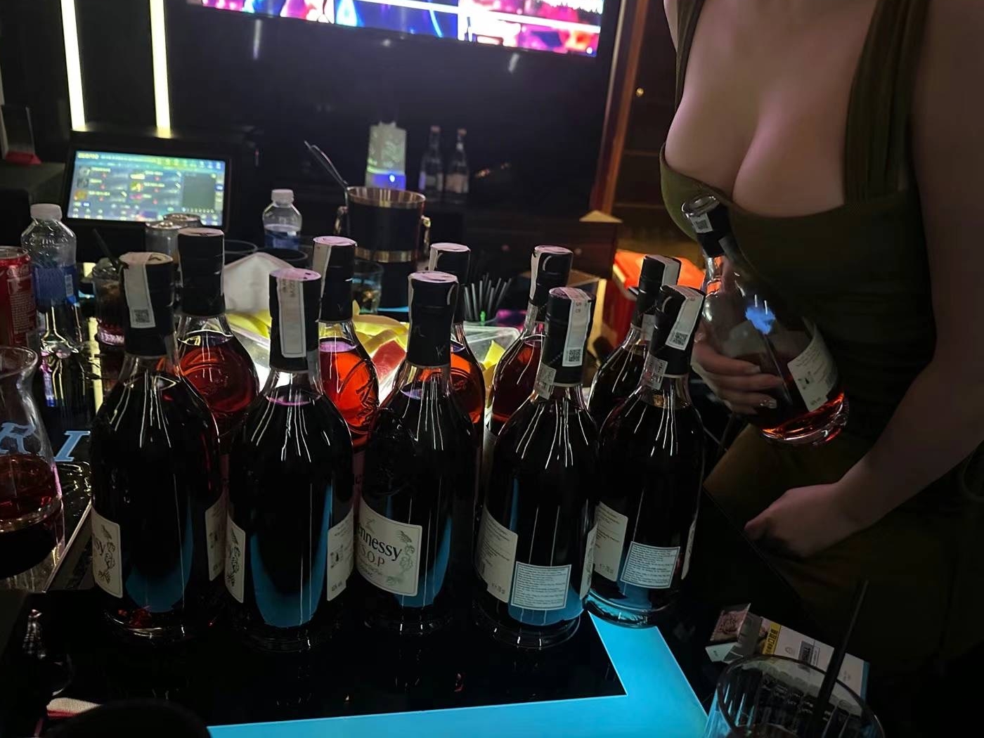 【名店推荐】胡志明R7高级夜场：何须浅碧深红色，自是花中第一流 | 嘿胖夜游-泰国越南暗黑团夜生活红灯区