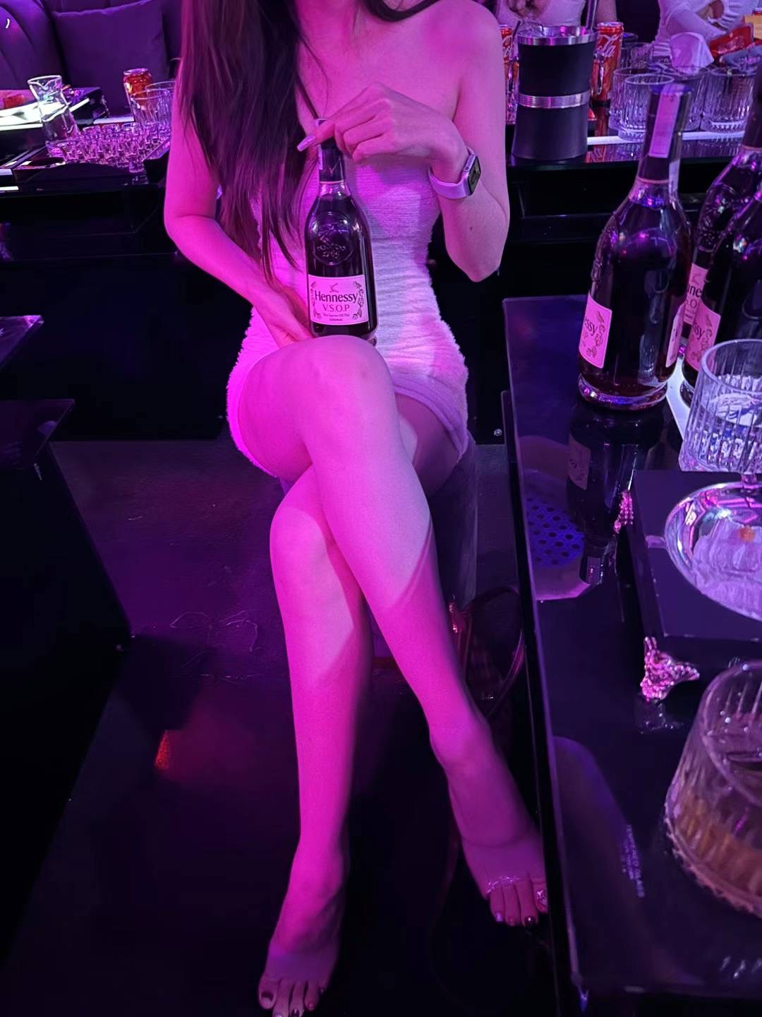 胡志明礼服KTV