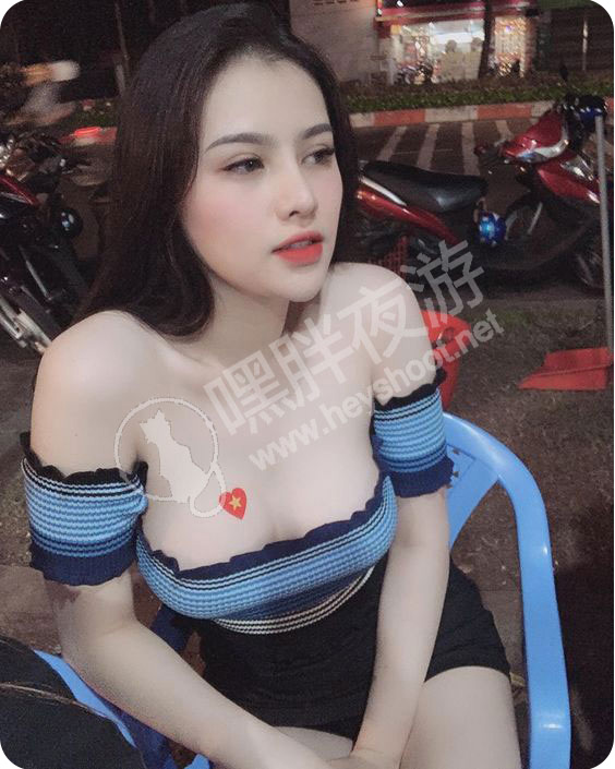 胡志明范五老街，坐在街边喝啤酒的爆乳美女